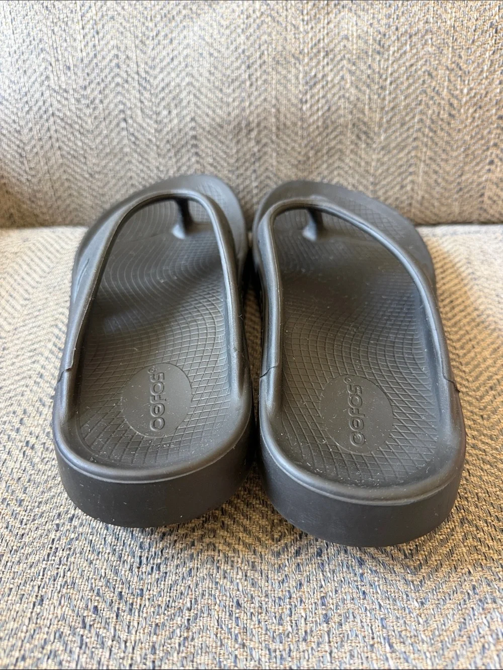 OOFOS OOlala Luxe Unisex Black Thong Flip Flop Sandals Size M7/W9 (Eu:40)